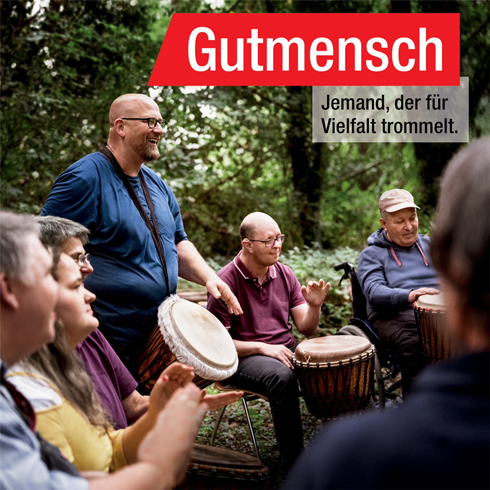 Menschen trommeln gemeinsam