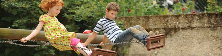 Schaukelnde Kinder