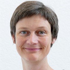 Lächelnde Frau mit grauen Haaren
