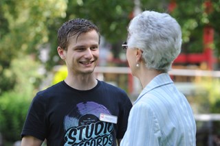 alte Frau im Gespräch mit dem Pfleger