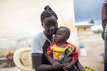 Jennet Sesay ist eine von hunderten Müttern, die hier überlebenswichtige Hilfe für ihr Kleinkind fand.