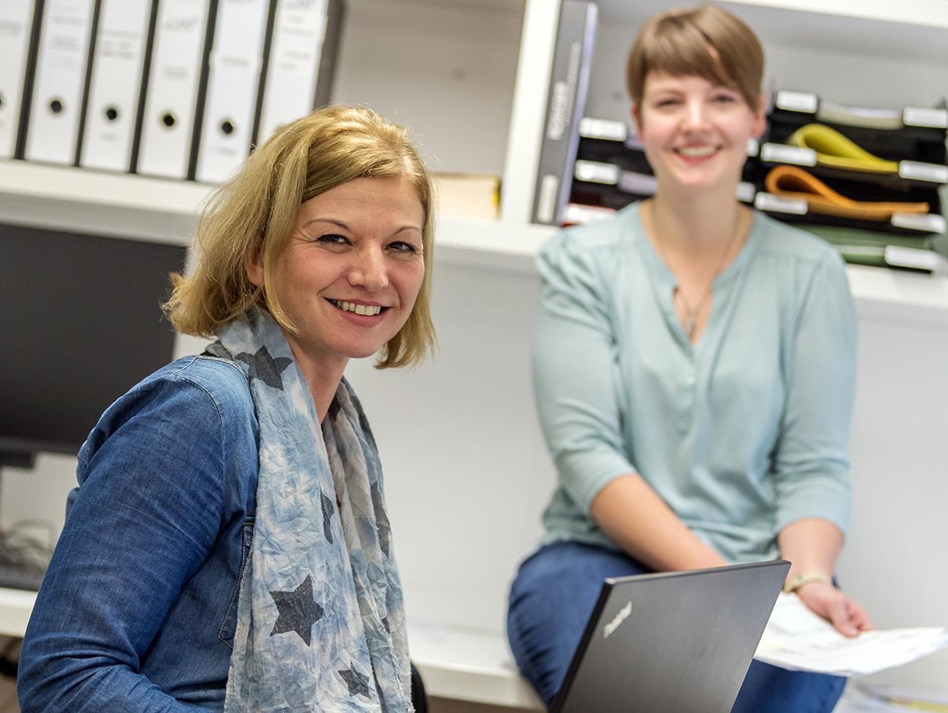 Zwei Frauen im Büro