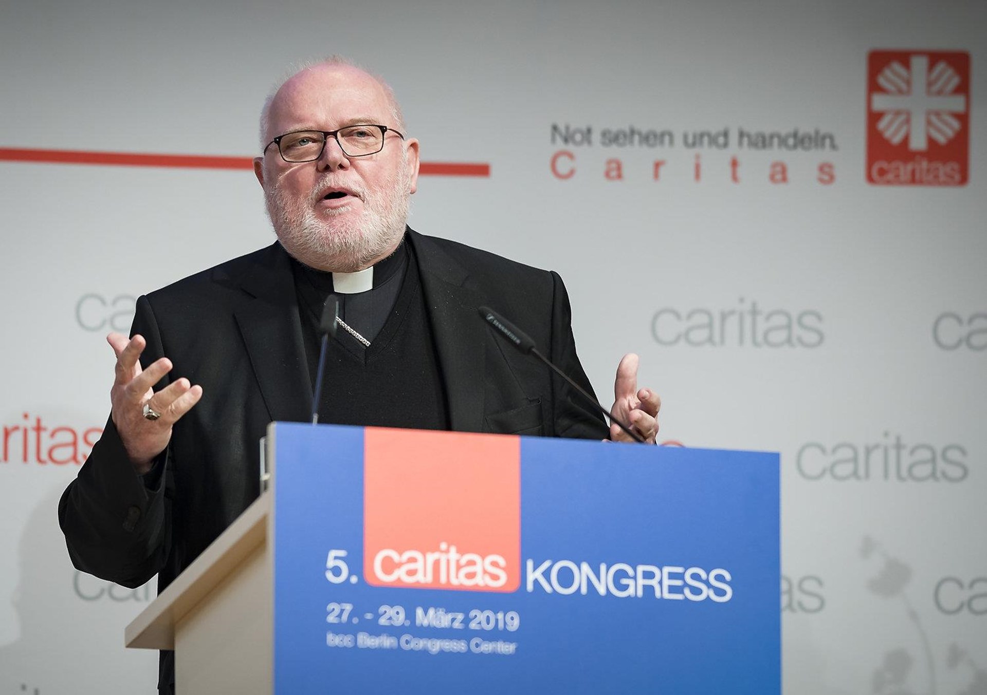 Kardinal Reinhard Marx spricht beim 5. Caritas Kongress 2019 im Berlin Congress Center, gestikulierend.