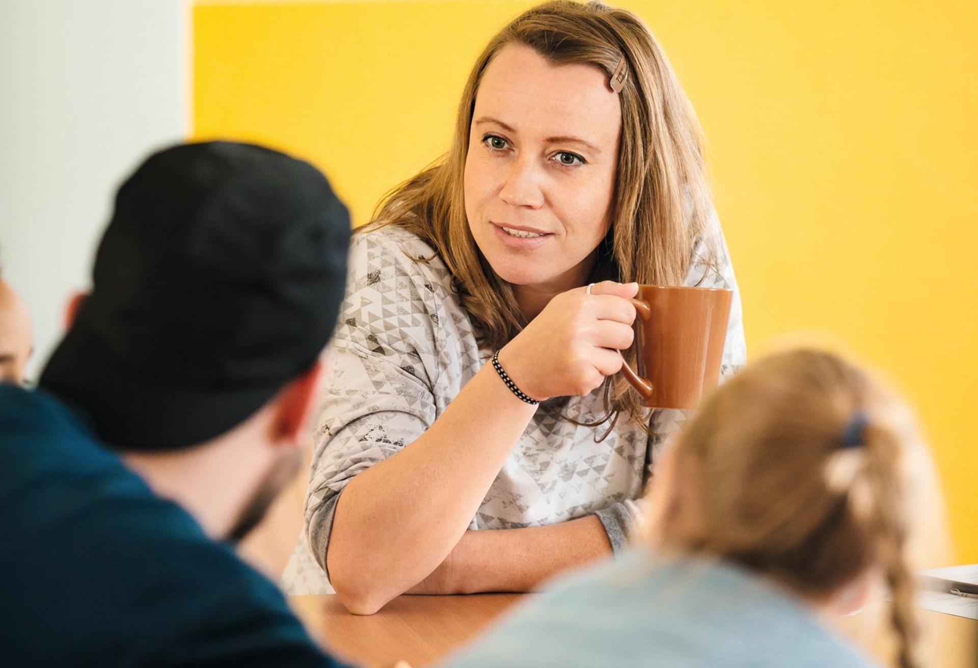 Britta Brämer vom Katholischen Verband für soziale Dienste in Deutschland im Gespräch mit einem inhaftierten Vater und seiner kleinen Tochter.  