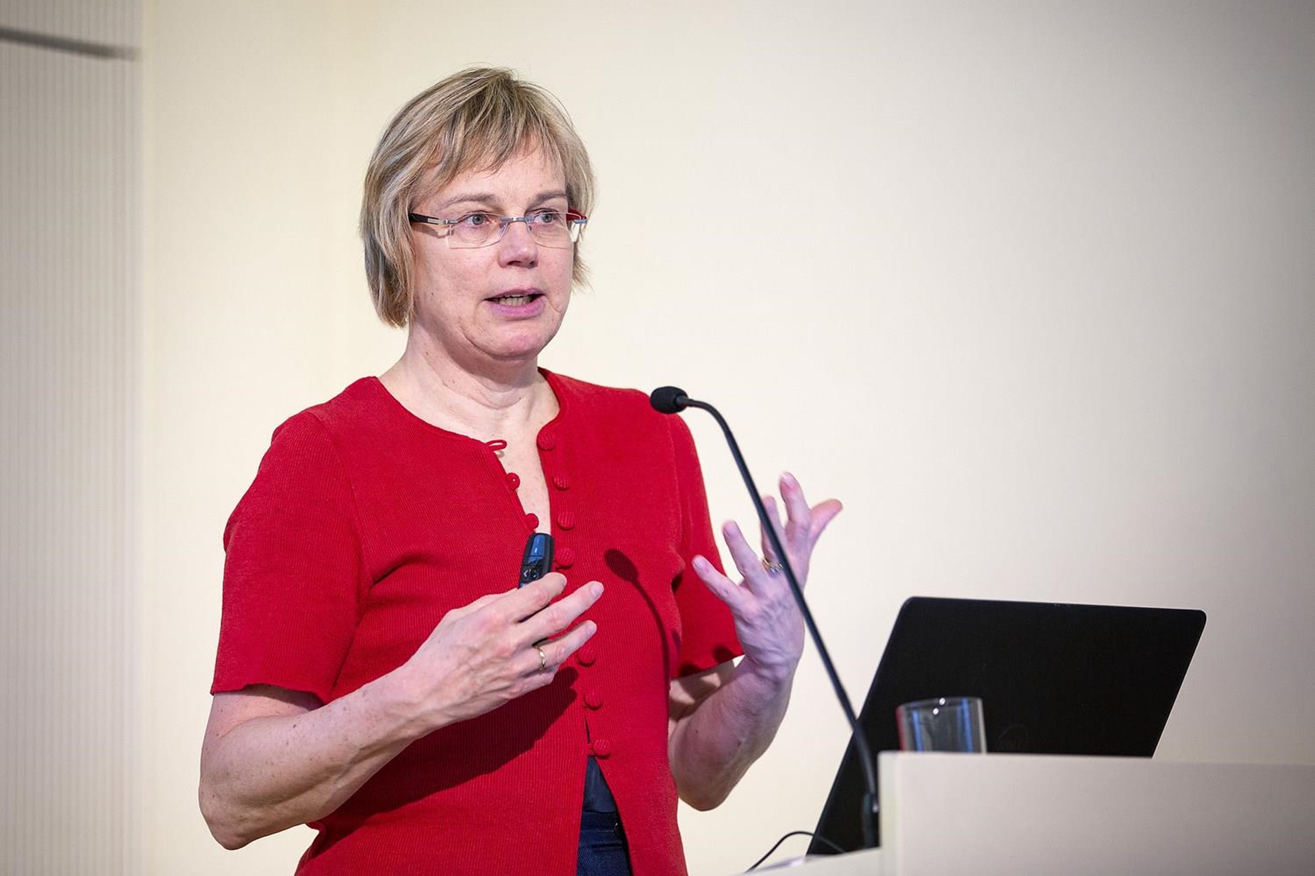 Frau hält Vortrag auf dem Caritaskongress