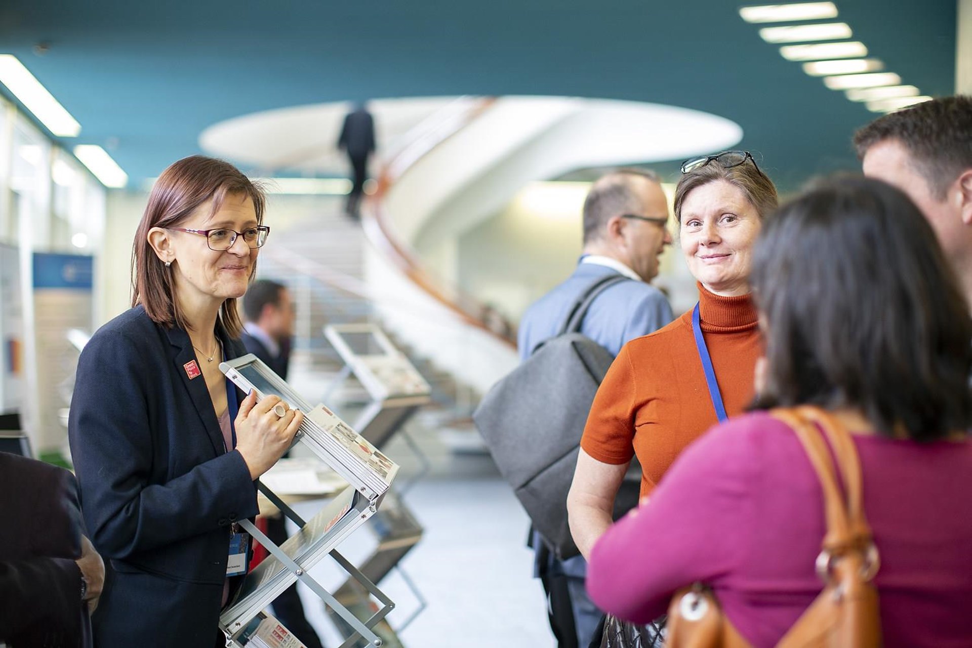 Teilnehmerinnen informieren sich an einem Stand auf dem Caritaskongress