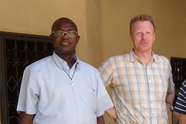 Abbé Ésaü Nodjiram, Koordinator der Caritas Goré (links), und Volker Gerdesmeier (rechts), Leiter des Referats Afrika bei Caritas international, im Mai 2017 bei einem Treffen in Goré.
