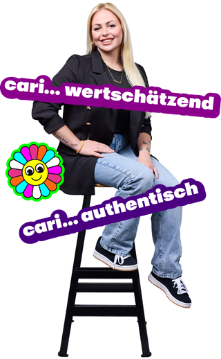 Leonie sitzt auf einem Barhocker. Ihre Mottos sind cari... authentisch und cari... wertschätzend