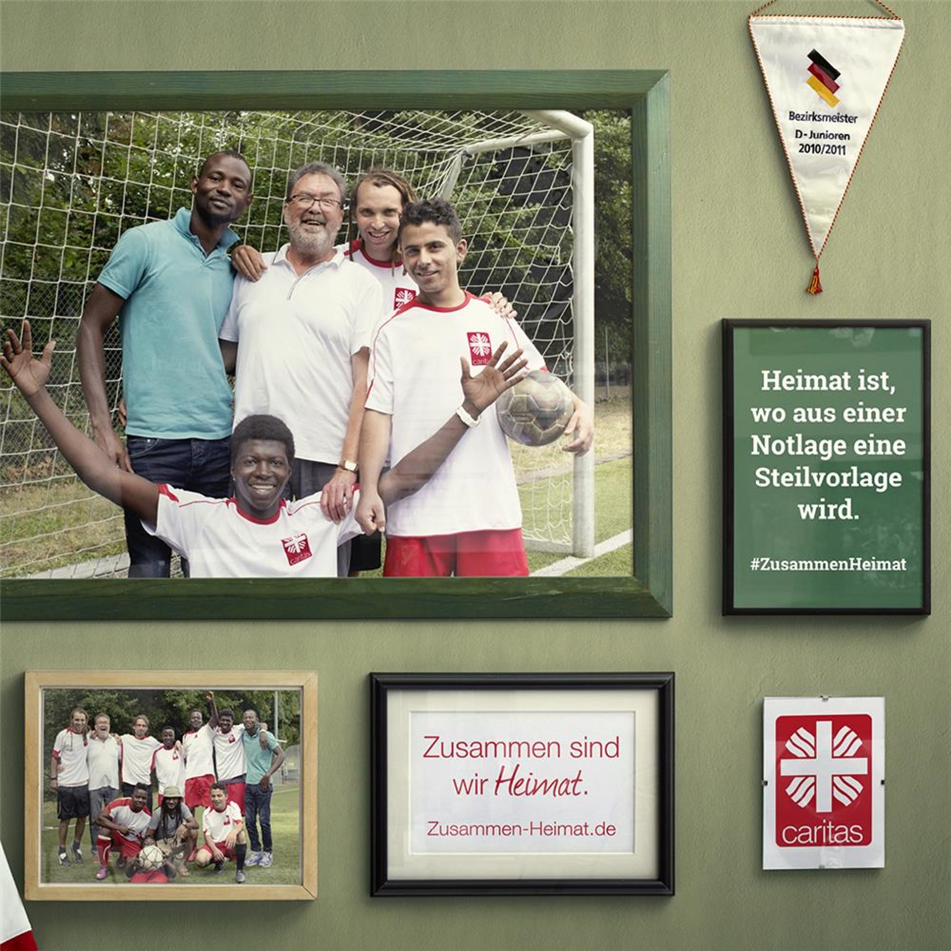 Fünf Männer unterschiedlicher Herkunft in Fußballtrikots vor einem Tor, umarmend und lächelnd, umgeben von Rahmen mit Texten zur Heimat und Caritas-Logo.