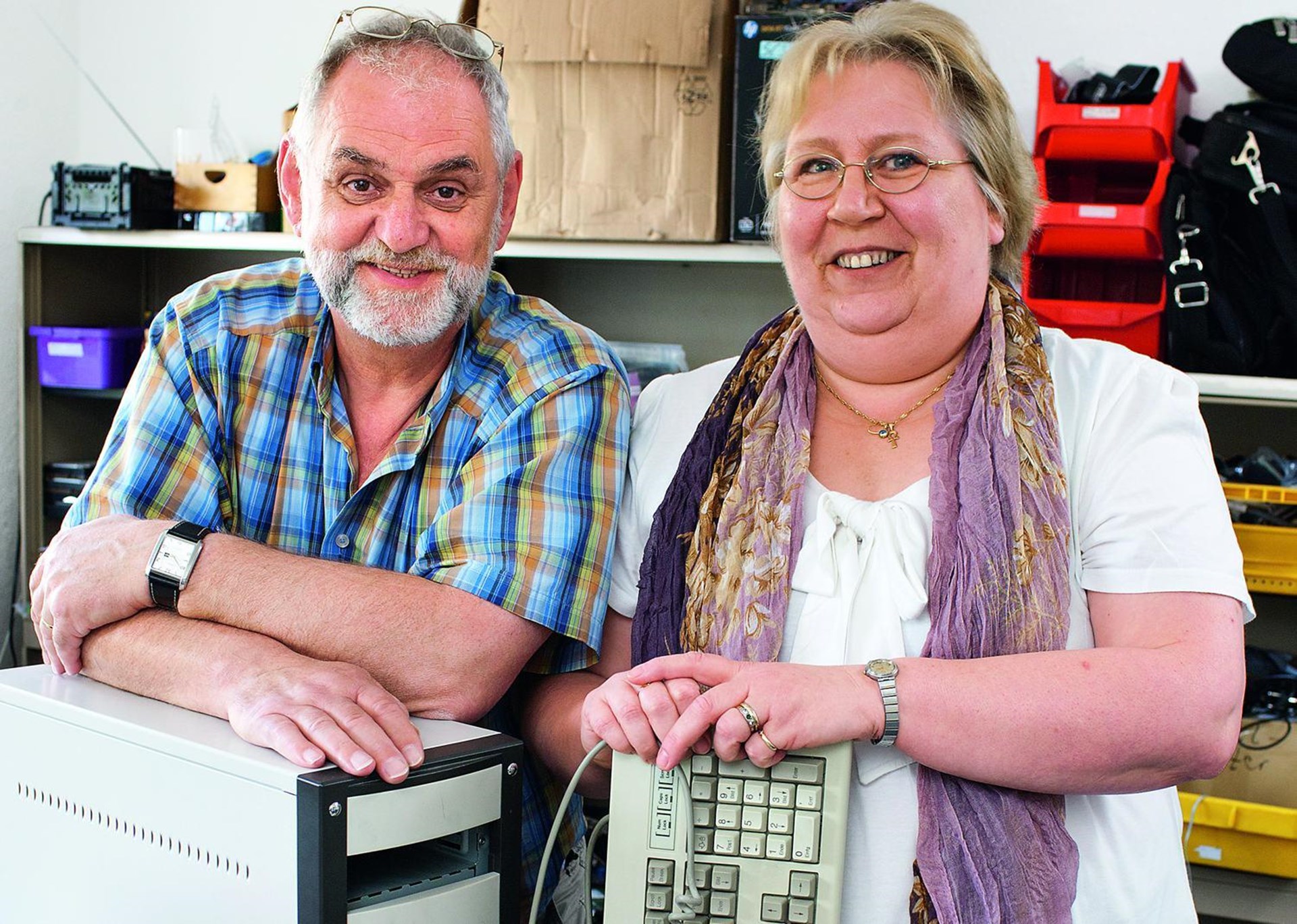 Angelika und Horst Matzen in ihrer kleinen Hamburger Rechner-Werkstatt.