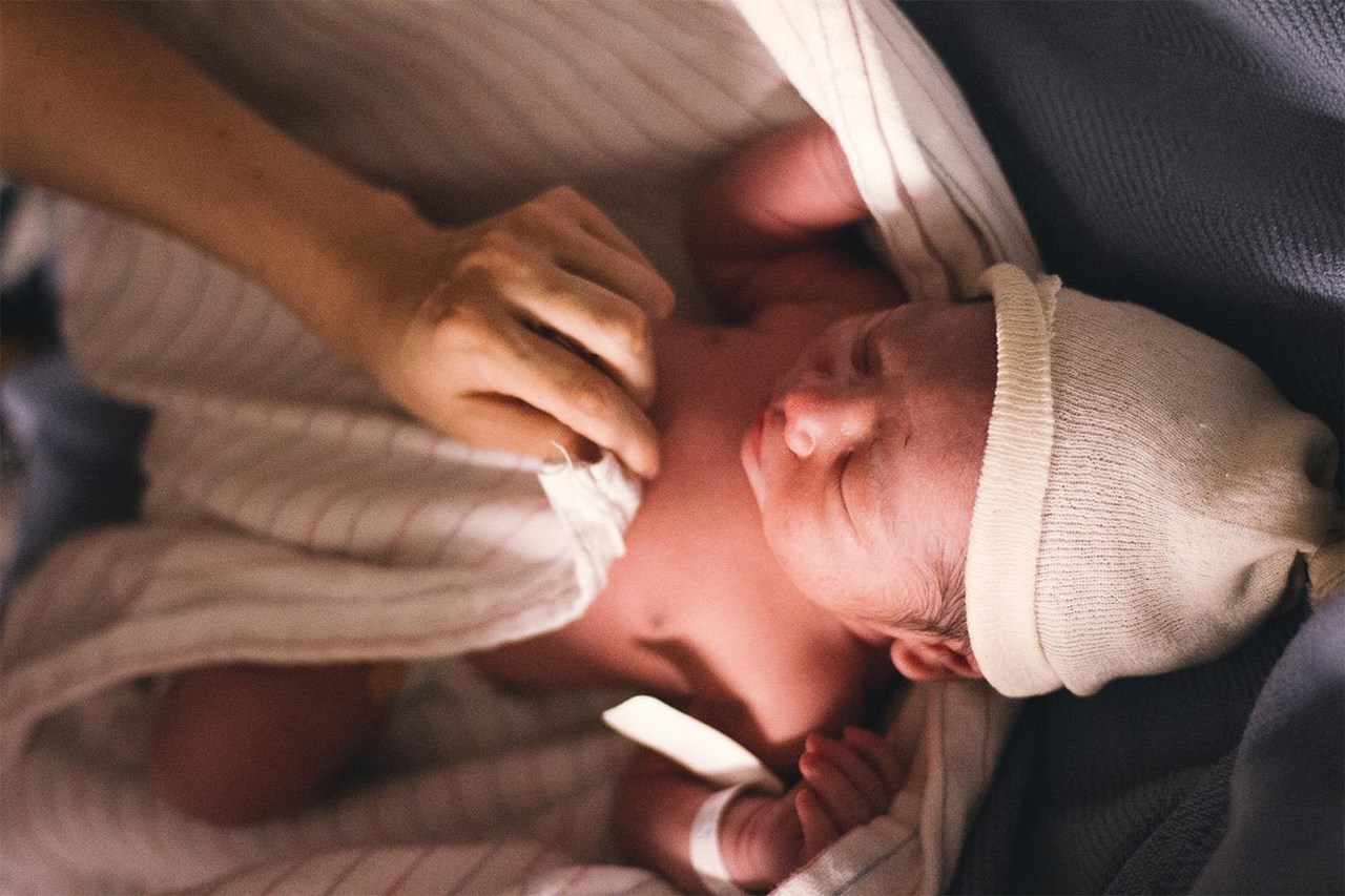Ein neugeborenes Baby. Eine Erstausstattung kann beantragt werden.