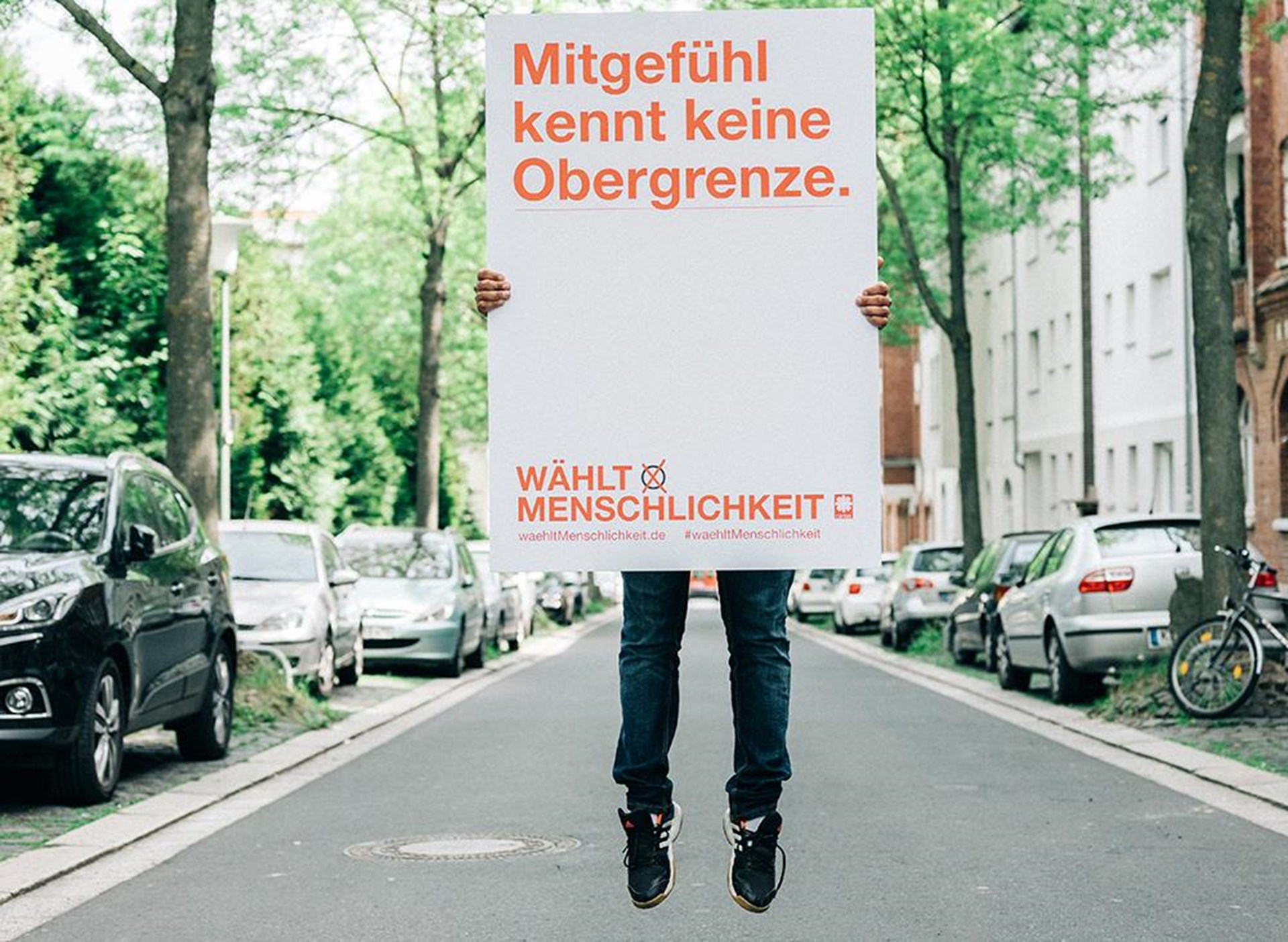 Mann mit Aktionsschild vor dem Kopf