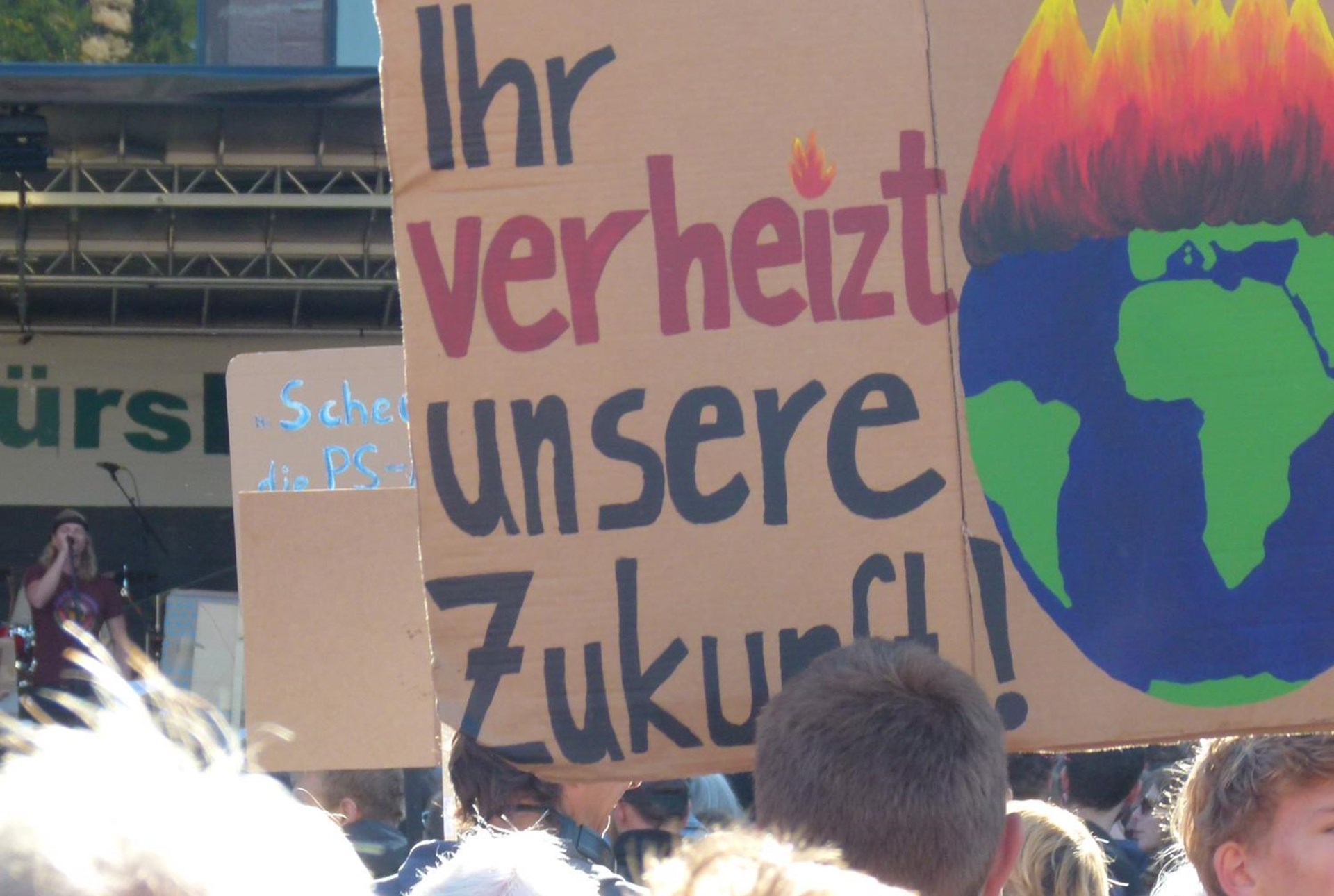 Auf einem Demo-Plakat steht: Ihr verheizt unsere Zukunft.