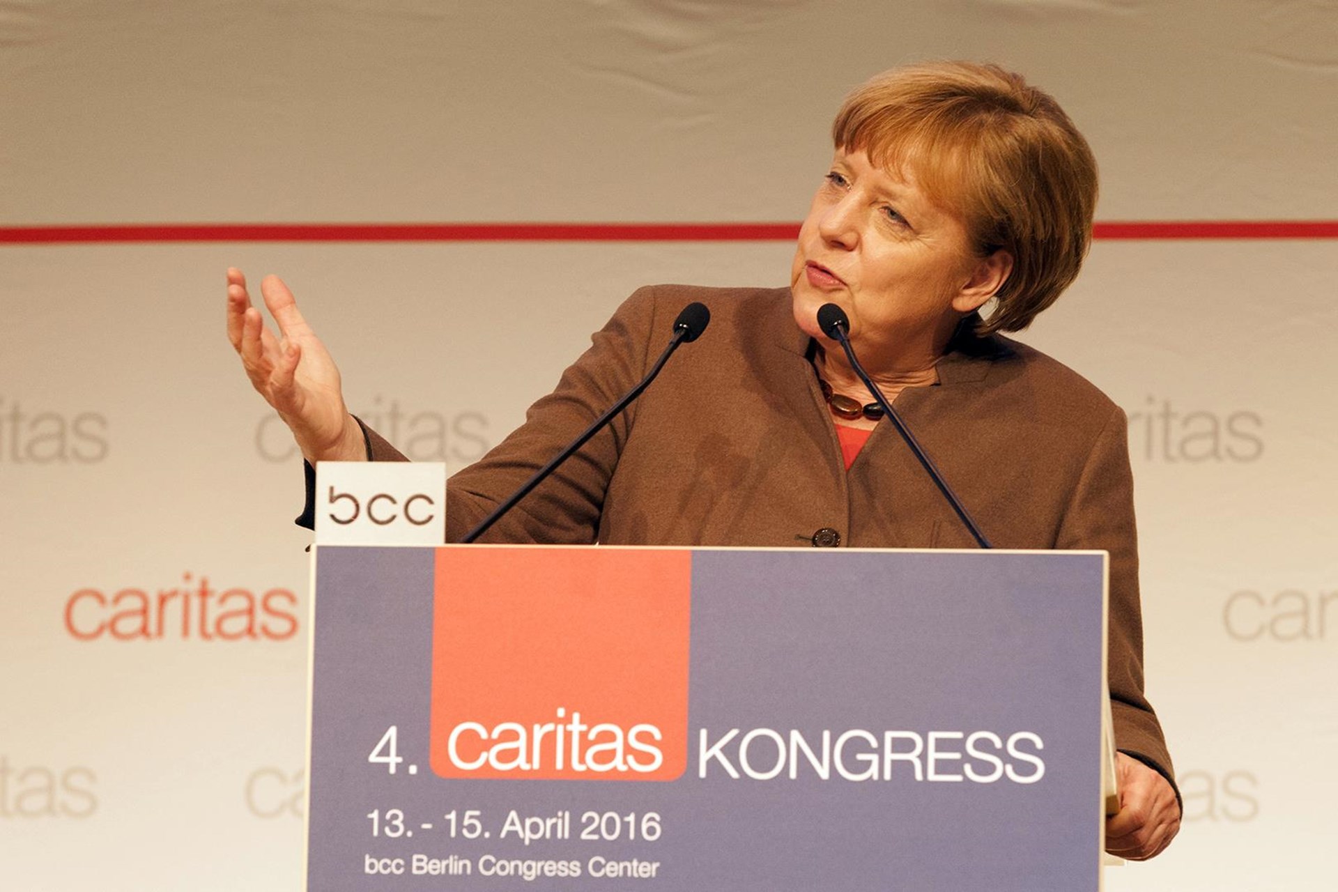 Angela Merkel spricht am Rednerpult beim 4. Caritas Kongress im April 2016 in Berlin.