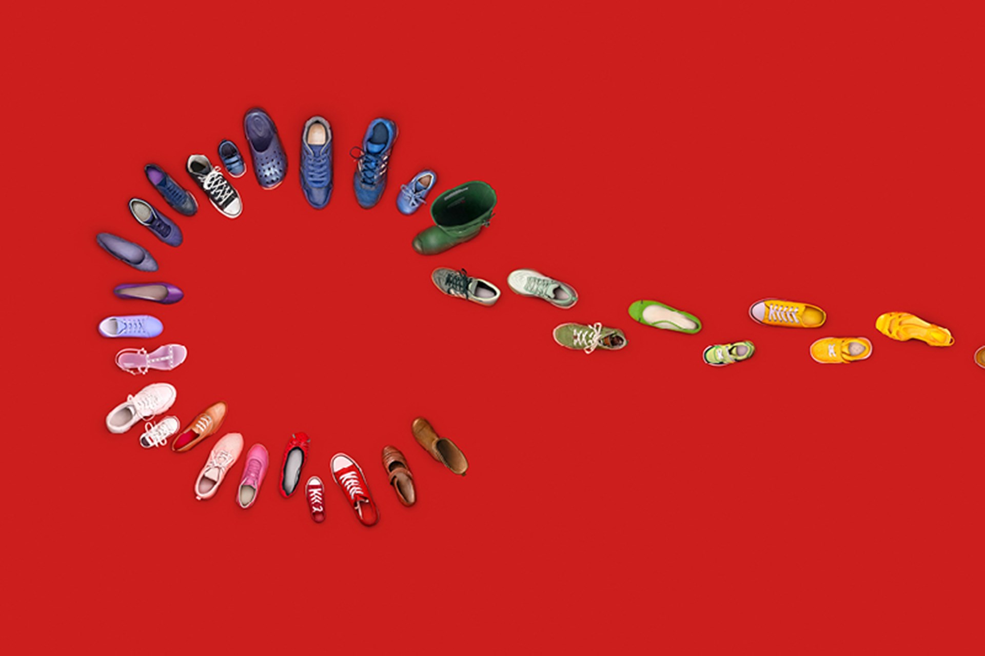 Kreis aus Schuhen roter Hintergrund 