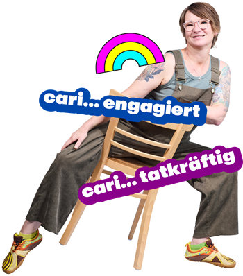 Patrizia auf einem Stuhl. Ihre Mottos sind cari... angagiert und cari... tatkräftig
