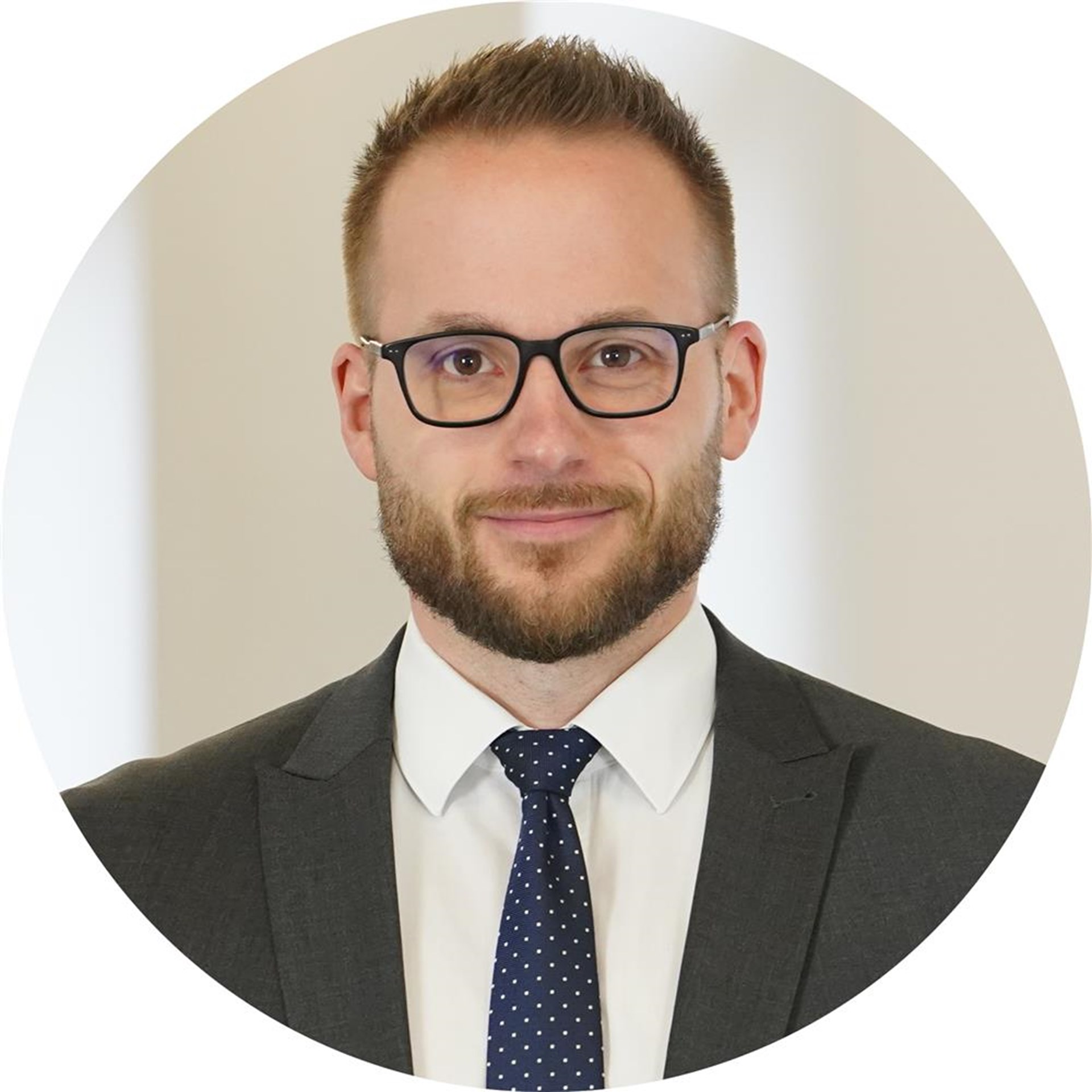 Mann lächelt in Kamera