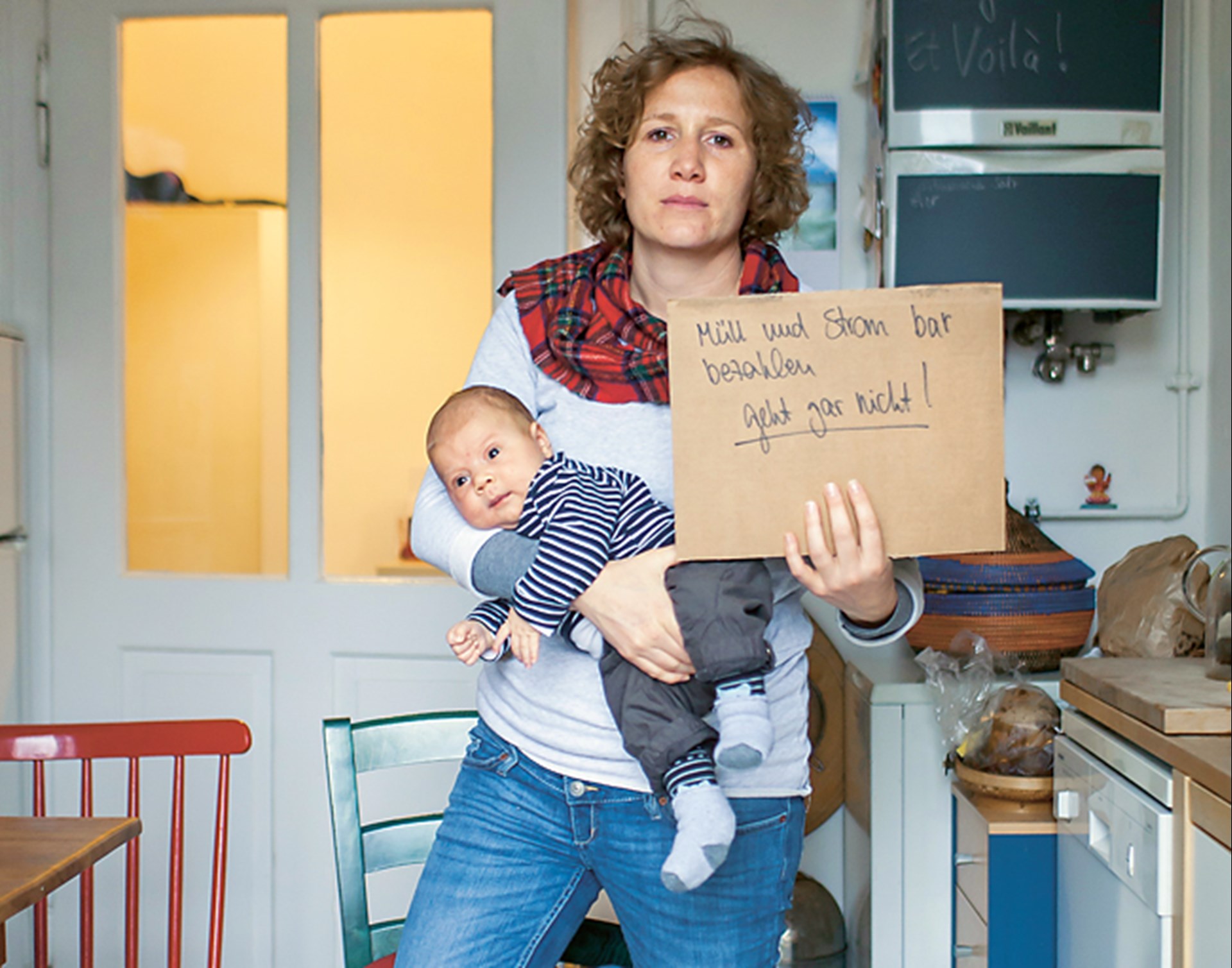 Frau mit Baby auf dem Arm