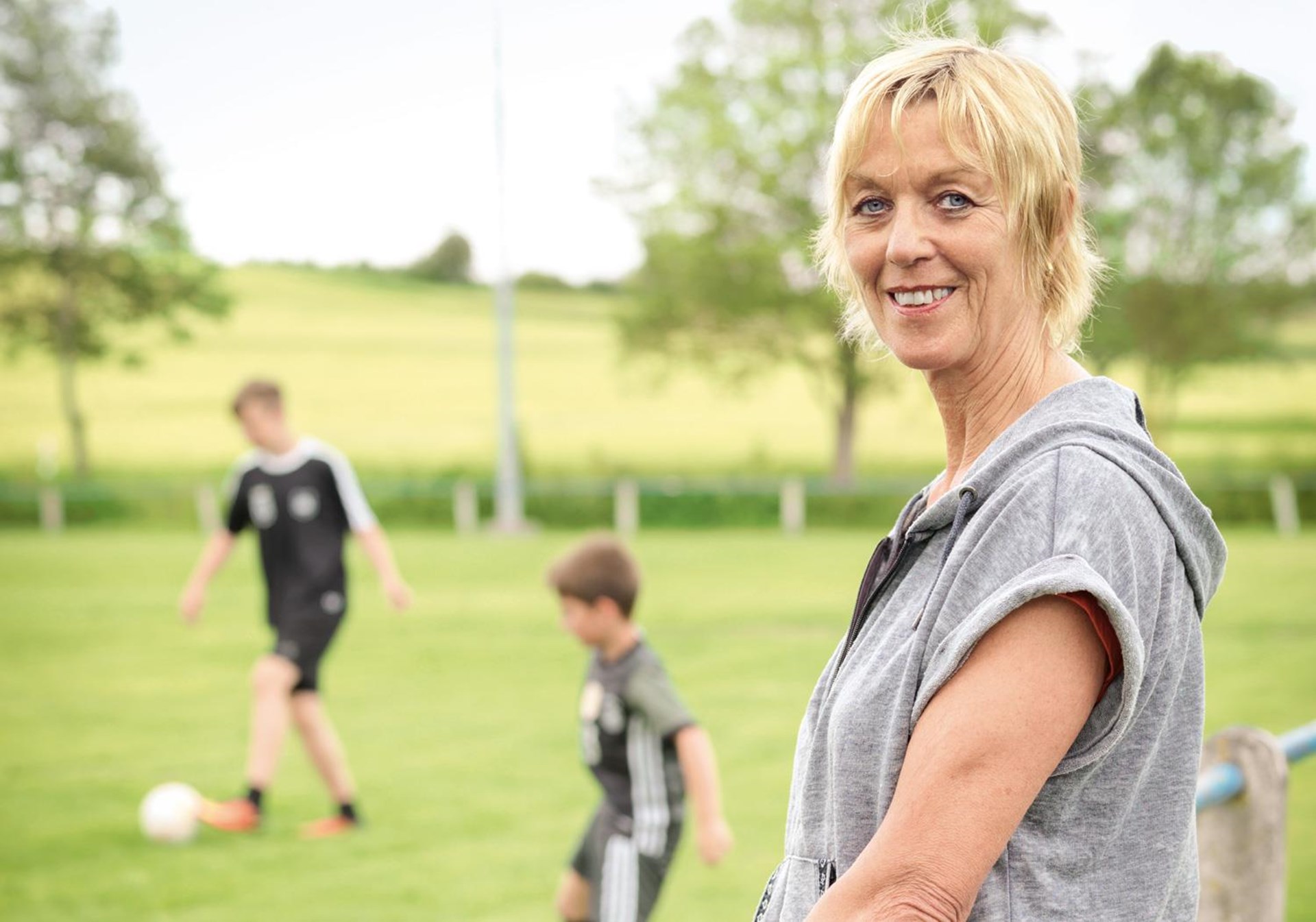 Frau Porträt auf Fußballplatz