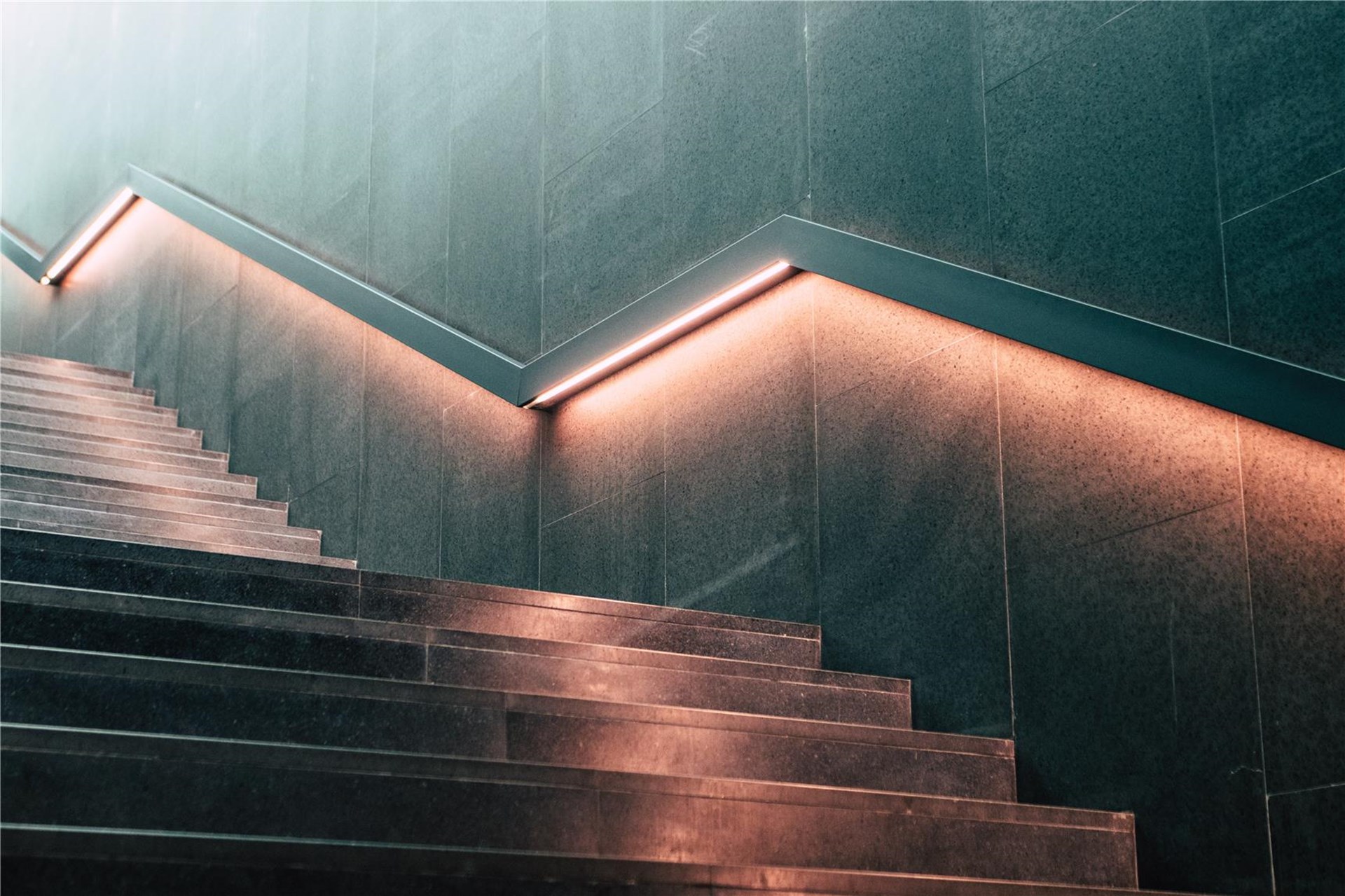 Eine große Treppe im Halbdunkeln