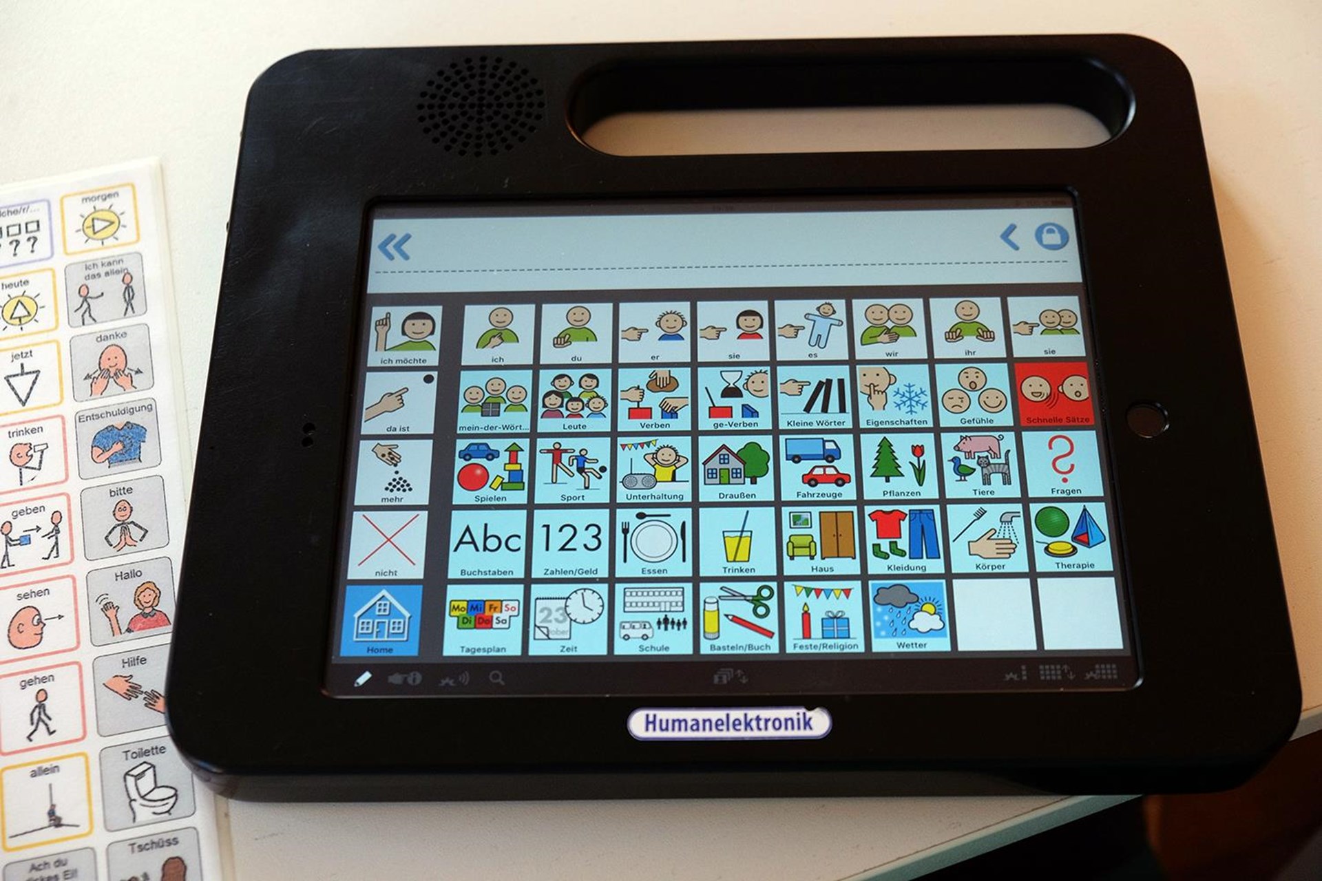 Ein Tablet-Computer mit einer angeschlossenen Tastatur und einer Maus auf einem Tisch.