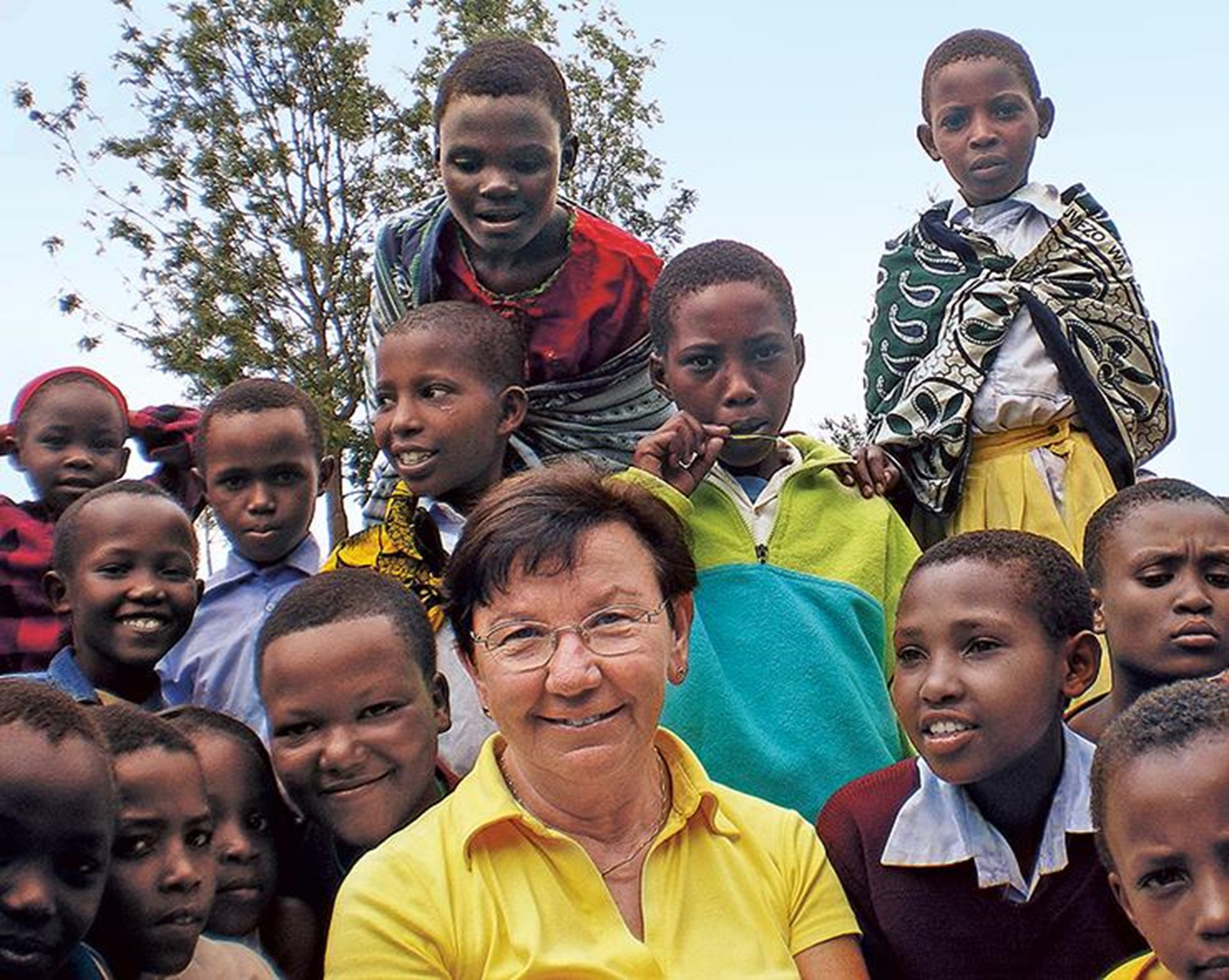 Weiße Frau inmitten afrikanischer Mädchen