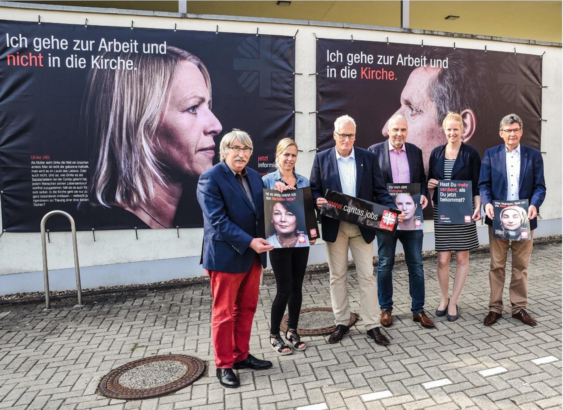 CaritasvertreterInnen präsentieren 2018 in Osnabrück Plakate zur Kampagne "Die Caritas zeigt Gesicht"