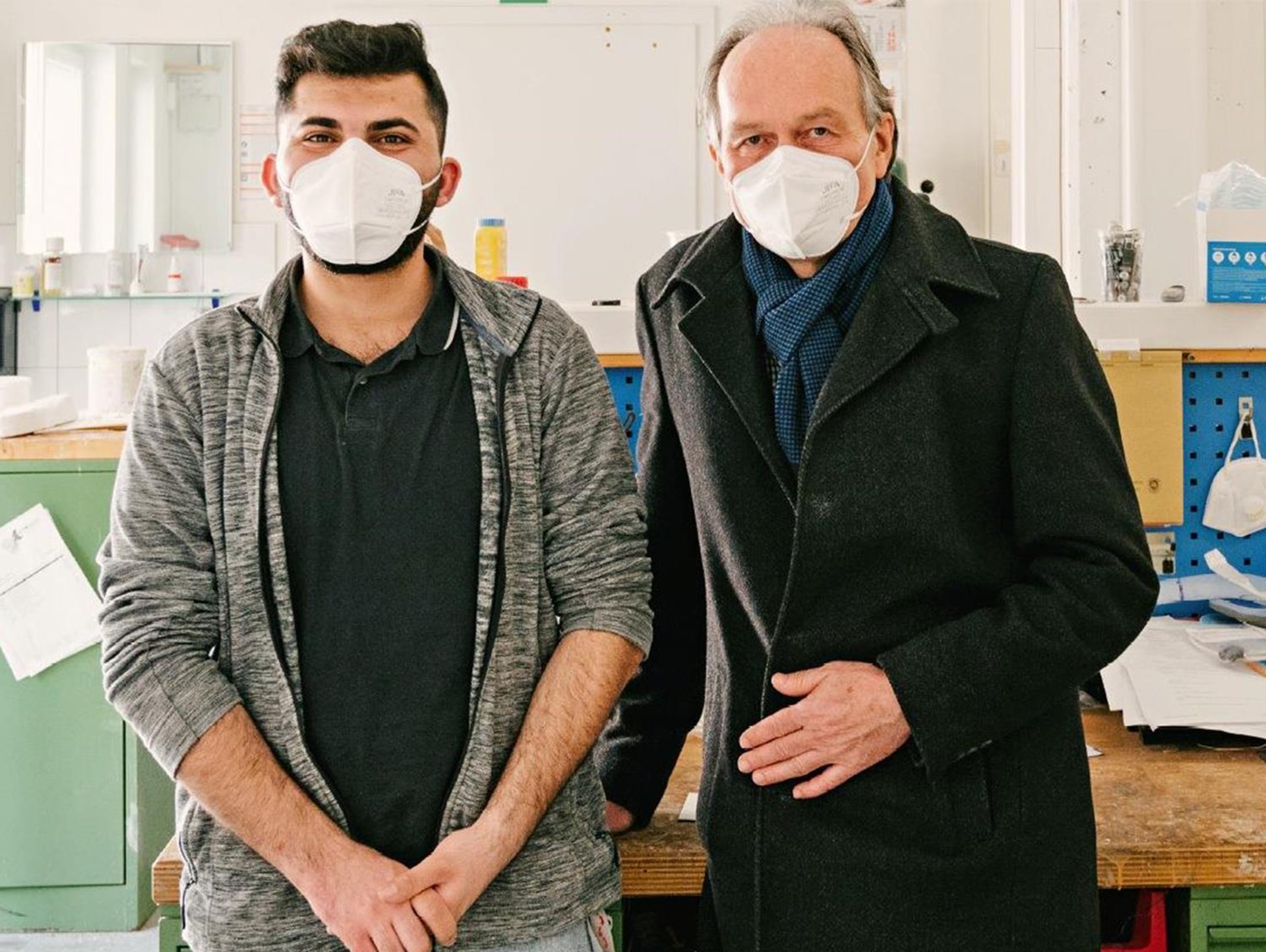 Auszubildender Farhan Frho an seinem Ausbildungsplatz mit Ausbildungspate Jürgen Müller.