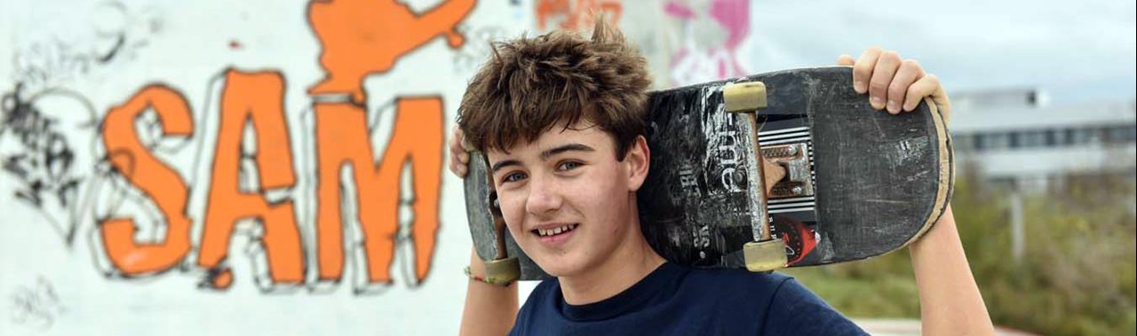 Jugendlicher mit Skatebord
