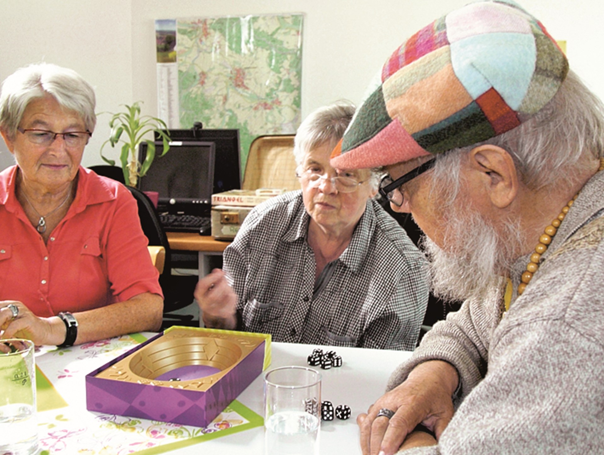 Senioren beim Würfeln