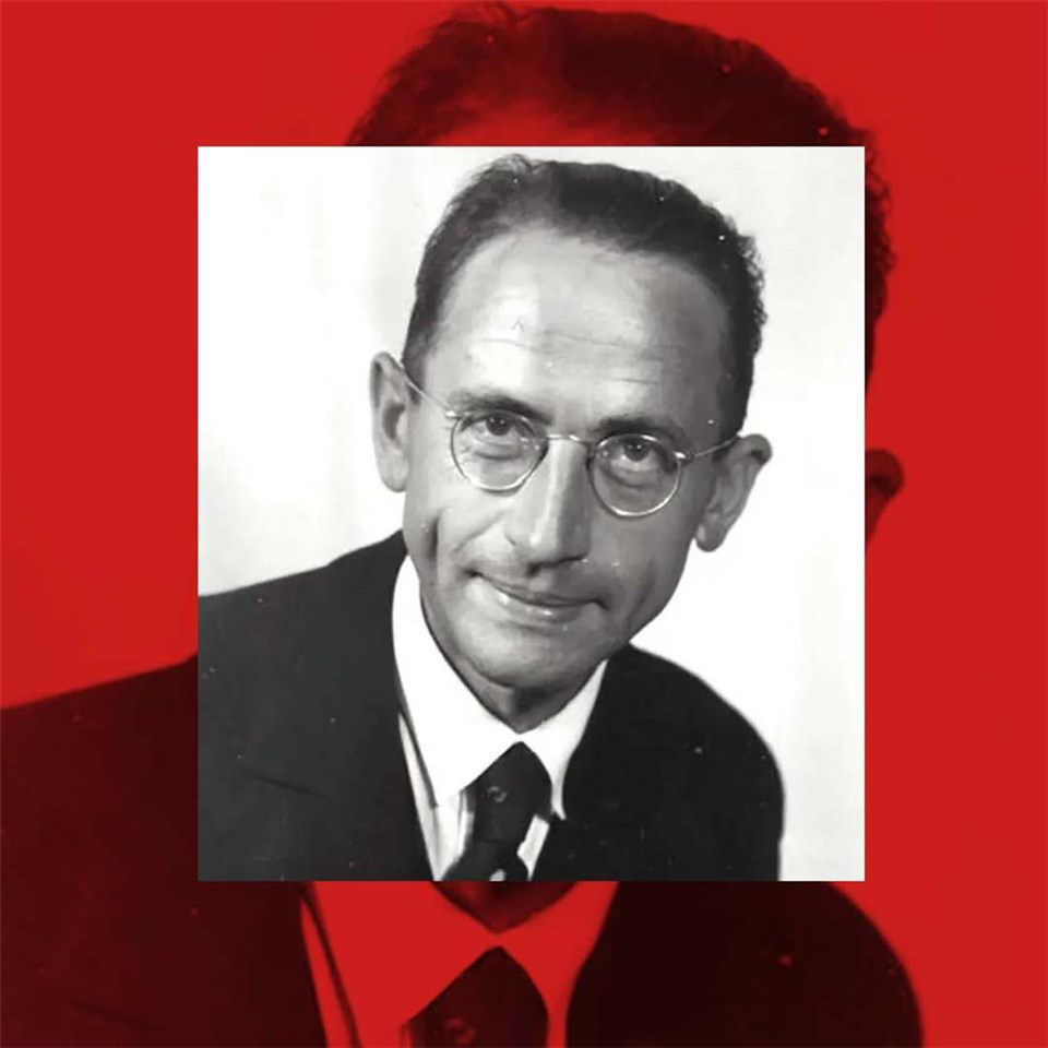 Schwarz-weiß Fotografie von einem Mann mit Brille