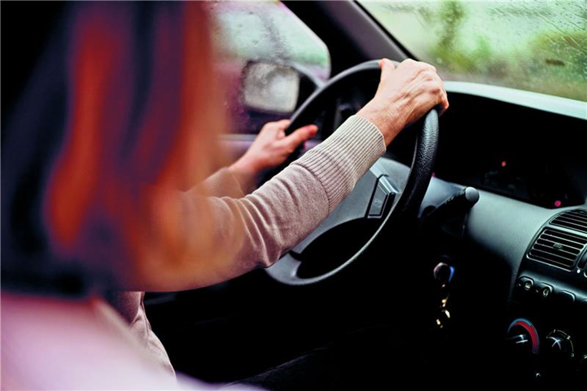 Zwei Frauen sitzen im Auto