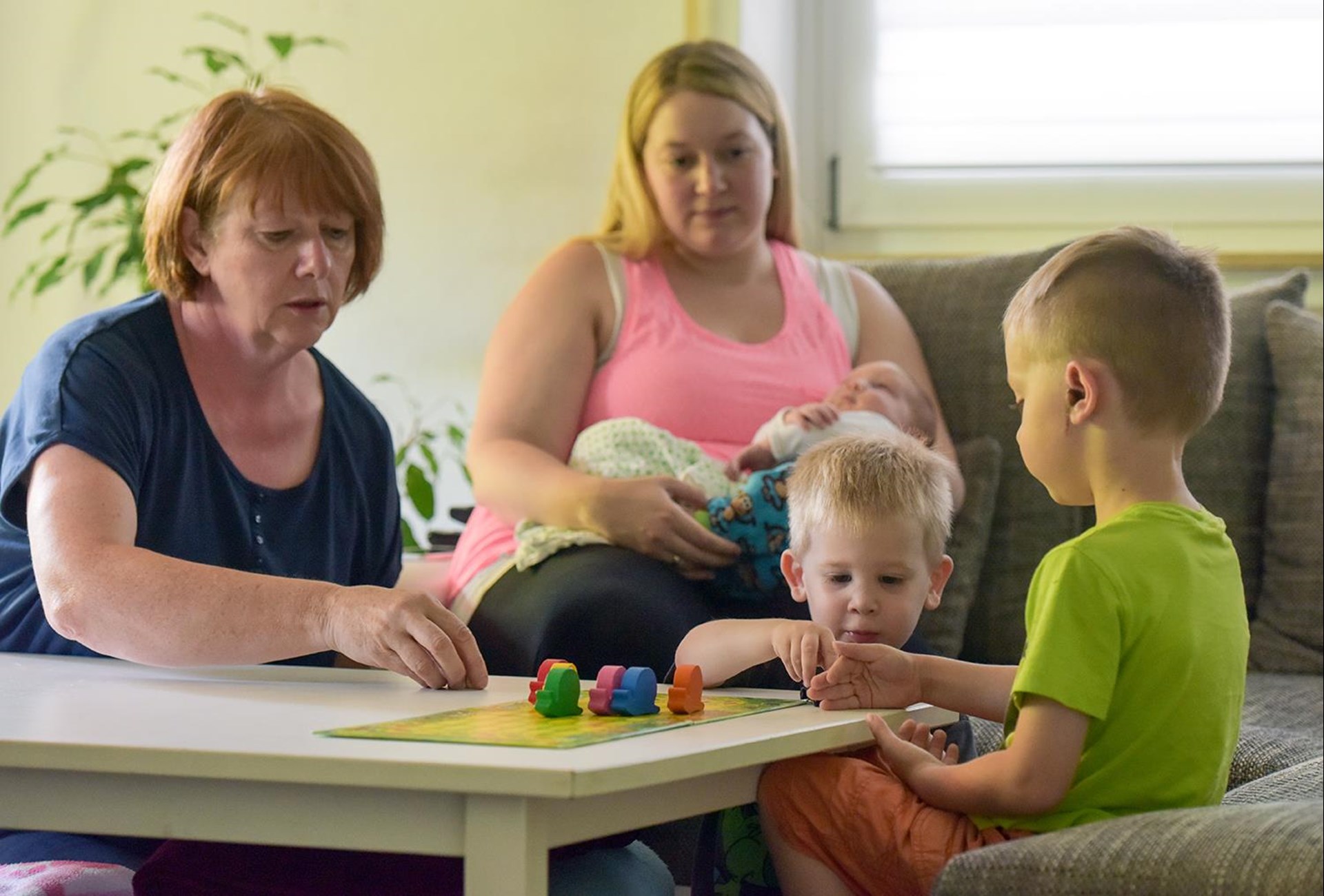 Zwei Frauen mit Kindern im Wohnzimmer