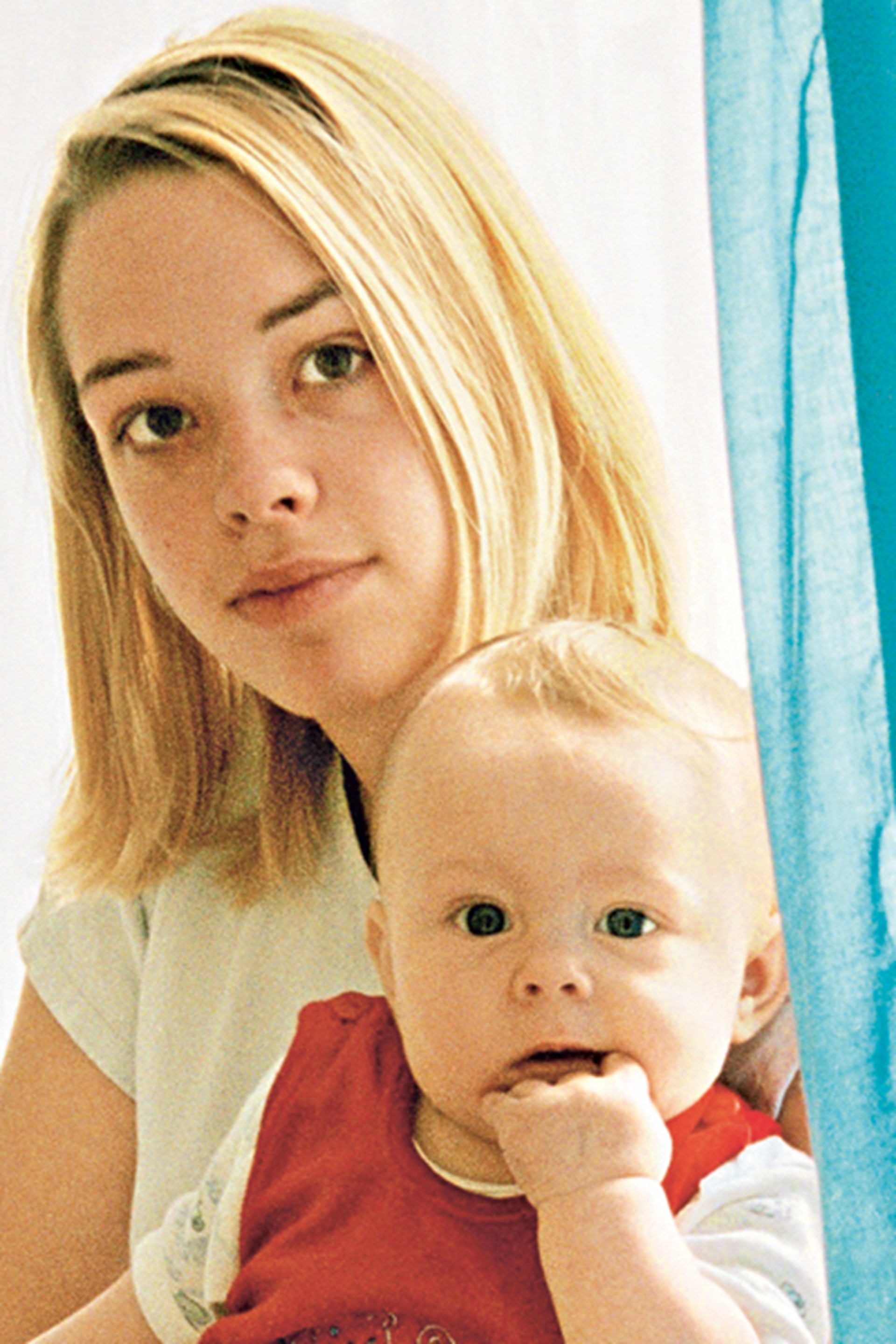 Das Bild zeigt eine junge Mutter mit ihrem Baby.