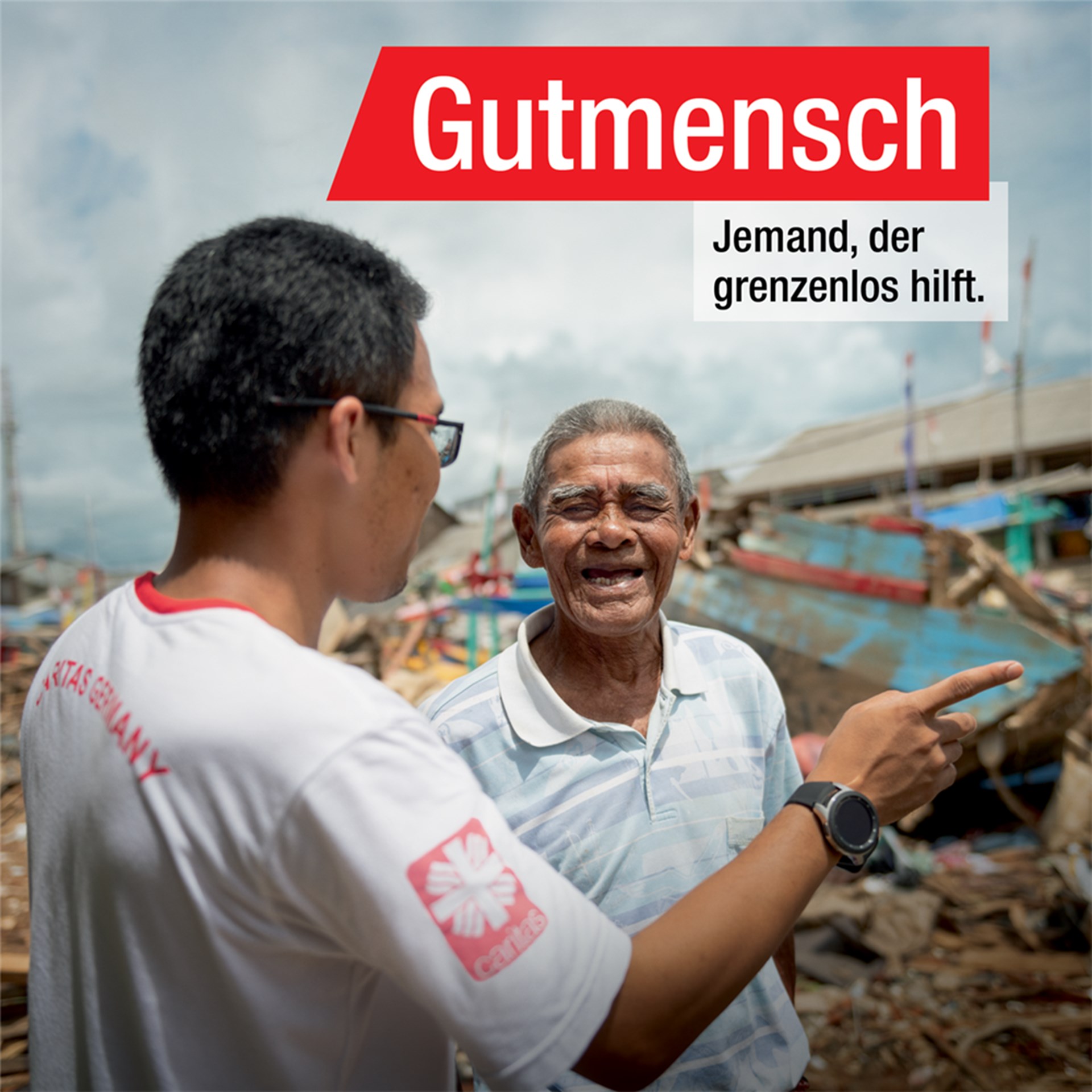 Helfer mit Betroffenem in einem Katastrophengebiet 