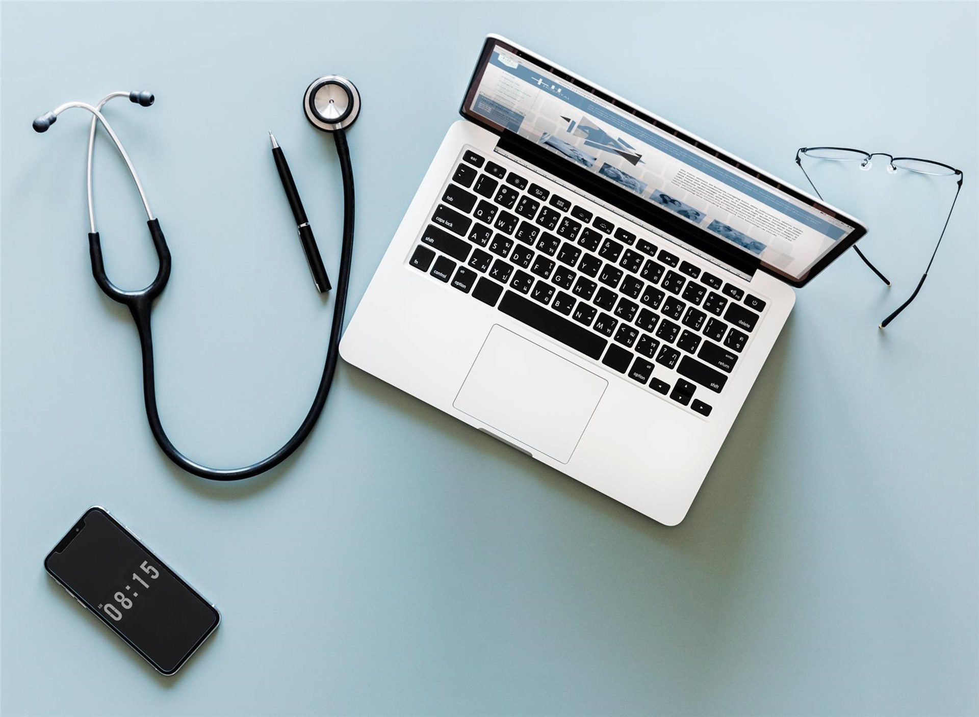 Ein Laptop, ein Smartphone und ein Stethoskop