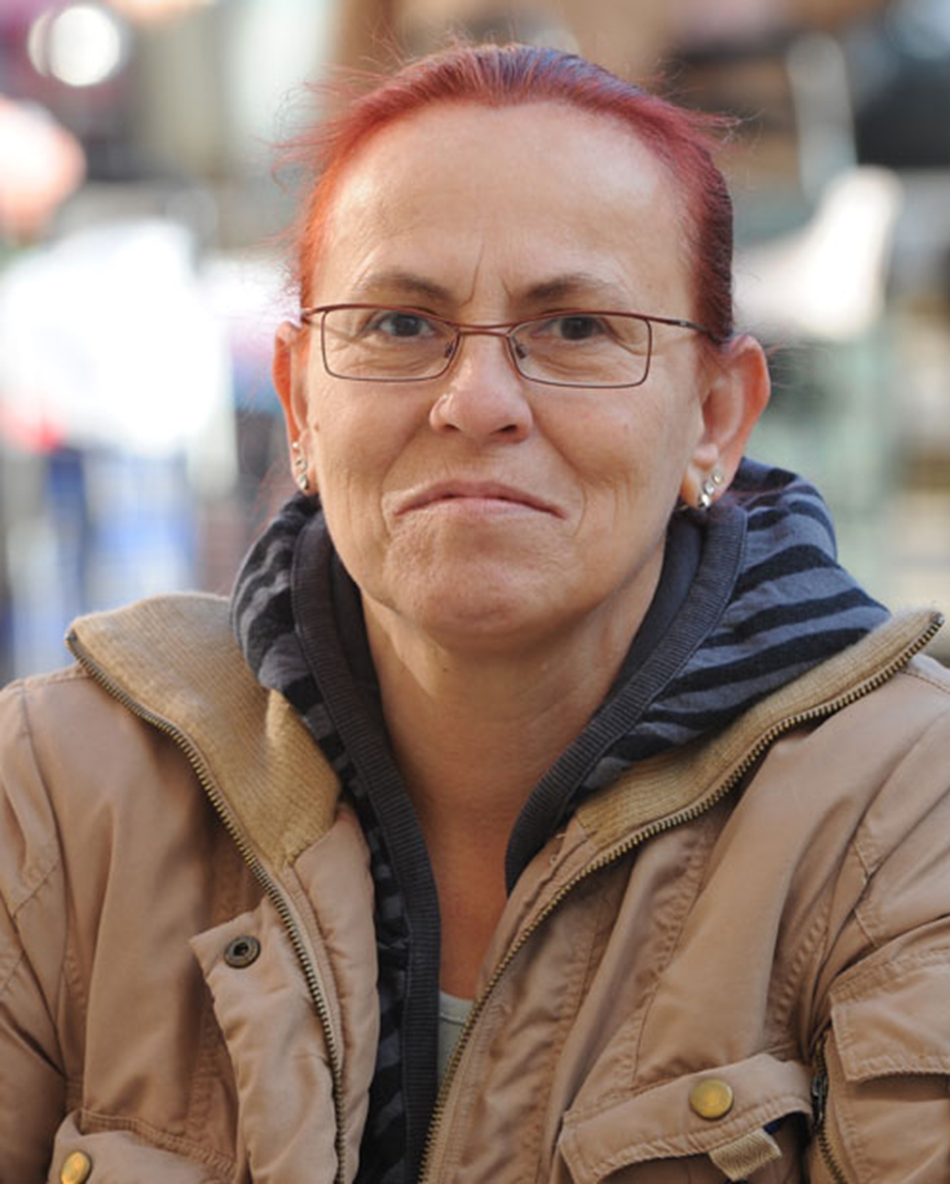 Frau mit rotgefärbten Haaren