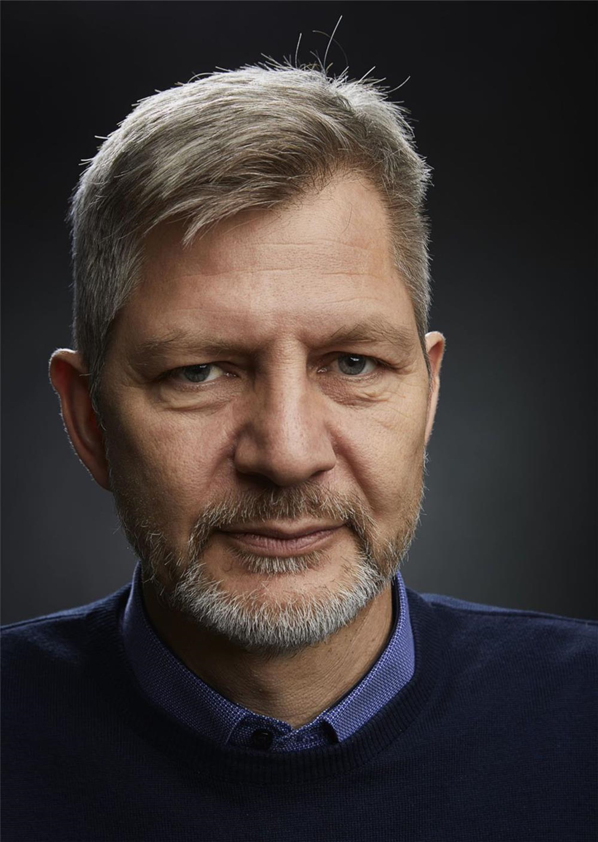 Das Bild zeigt ein Porträt von Peter Brune, Generalsekretär der Caritas Schweden. 