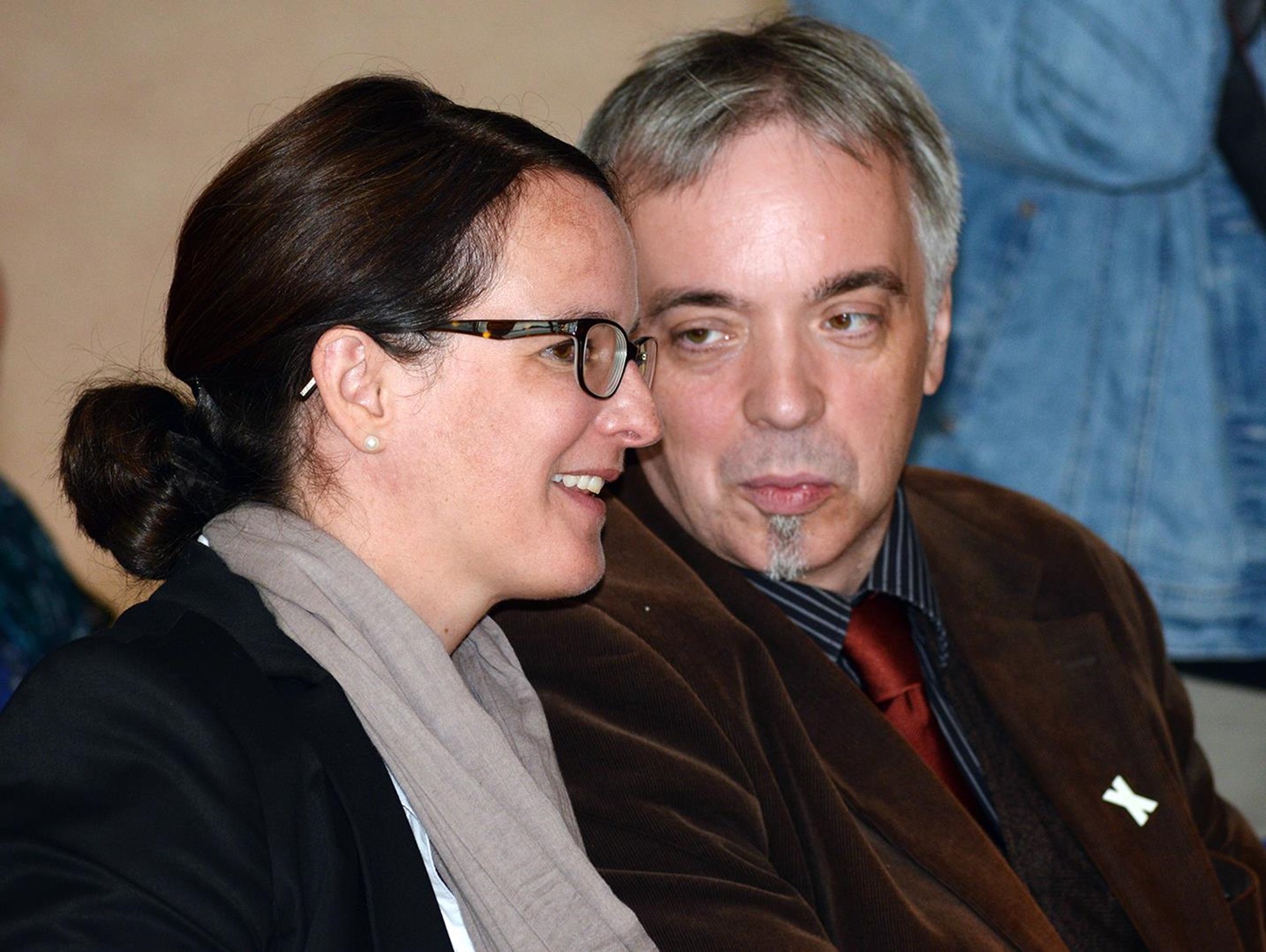 Frau mit Mann im Gespräch