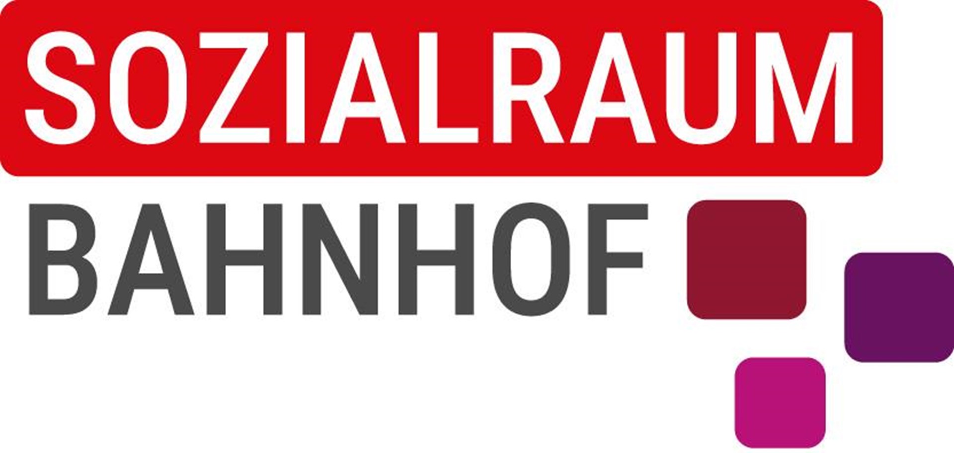 Logo des "Sozialraum Bahnhof": Auf dem roten Balken oben der Schriftzug "Sozialraum", auf dem weißen Feld unten der Schriftzug "Bahnhof", daneben vier Quadrate mit abgerundeten Ecken in Violetttönen.