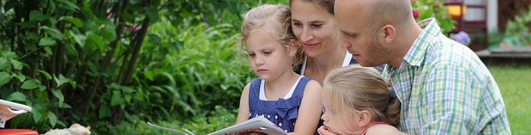 Familie liest in einer Zeitschrift
