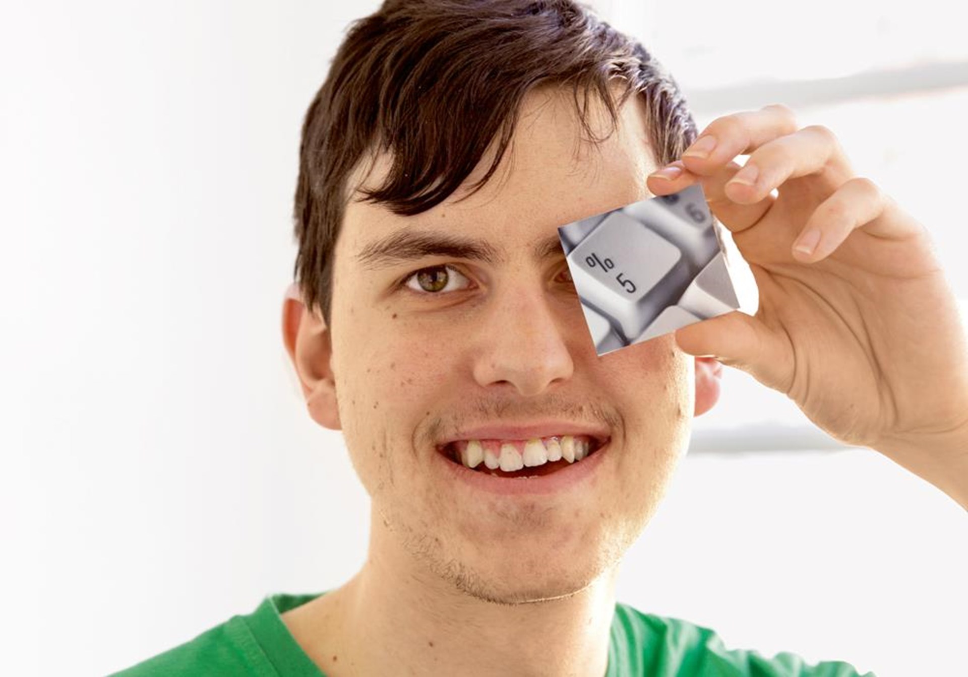Junger Mann mit Foto in der Hand