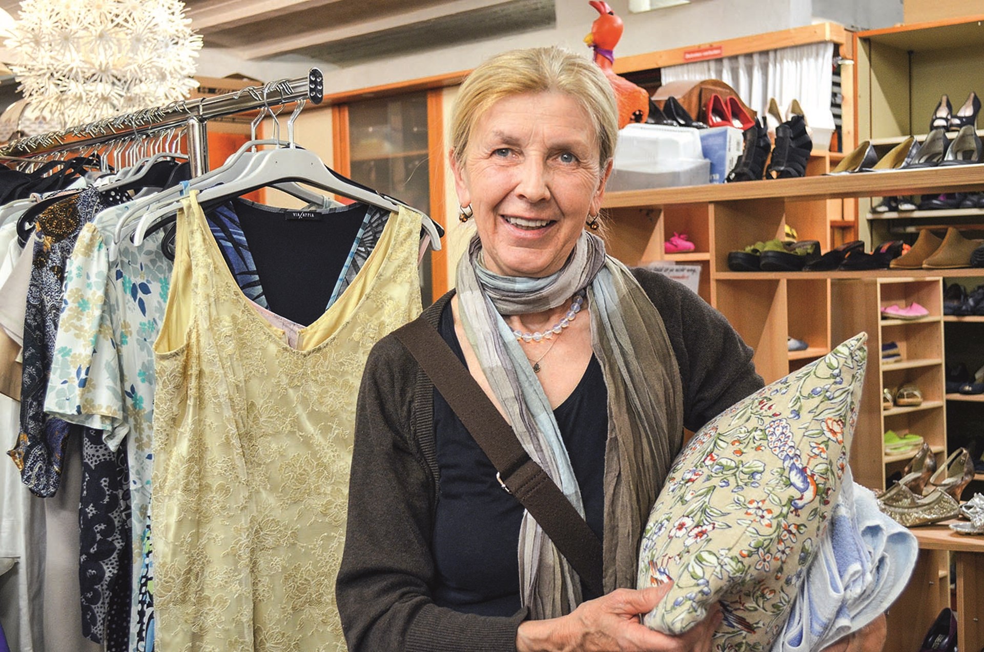 Eine Kundin der "Boutique Le Sac" hält zwei Textilprodukte im Arm.