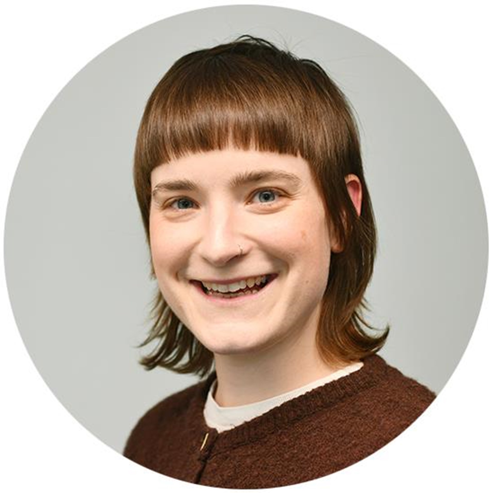 Frau lächelt in Kamera