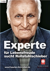 Porträt älterer Mann, auf dem Plakat steht 