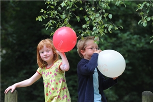 Kinder08 ein Mädchen und ein Junge mit zwei Luftballons