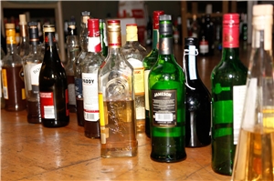 Das Bild zeigt Alkoholflaschen. 