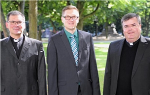 Diözesaner Flüchtlingsbeauftragter Diakon Ralf Eger mit Diözesan-Caritasdirektor Dr. Andreas Magg (links) und Generalvikar Harald Heinrich (rechts).