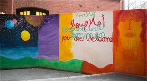 auf der Wand steht 'you are welcome' in bunten Farben.