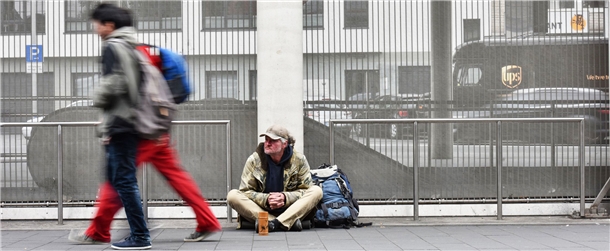 Bettelnder Mann auf Straße in Köln Bettelnder Mann auf der Straße